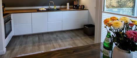 Kjøleskap, mikrobølgeovn, ovn og kokeplater