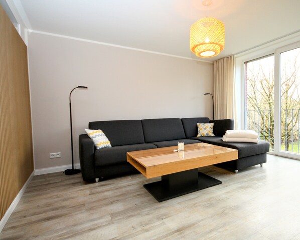 Smart-tv, boeken en een computerscherm