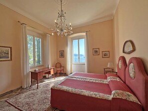 9 slaapkamers, een bureau, een strijkplank/strijkijzer, wifi