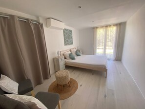 2 slaapkamers, een bureau, een strijkplank/strijkijzer, wifi