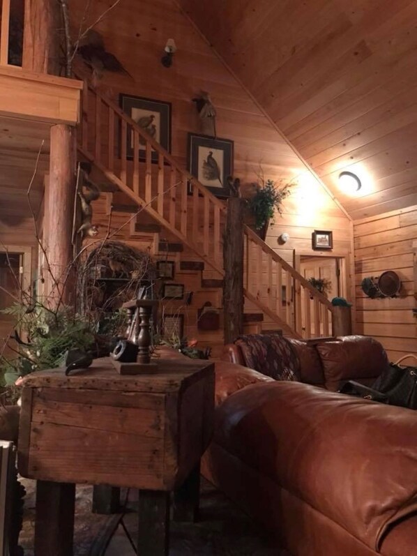 Interior - Mt. Cabin near water falls, skiing, shopping
Peaceful creek location
(Maggie Valley)