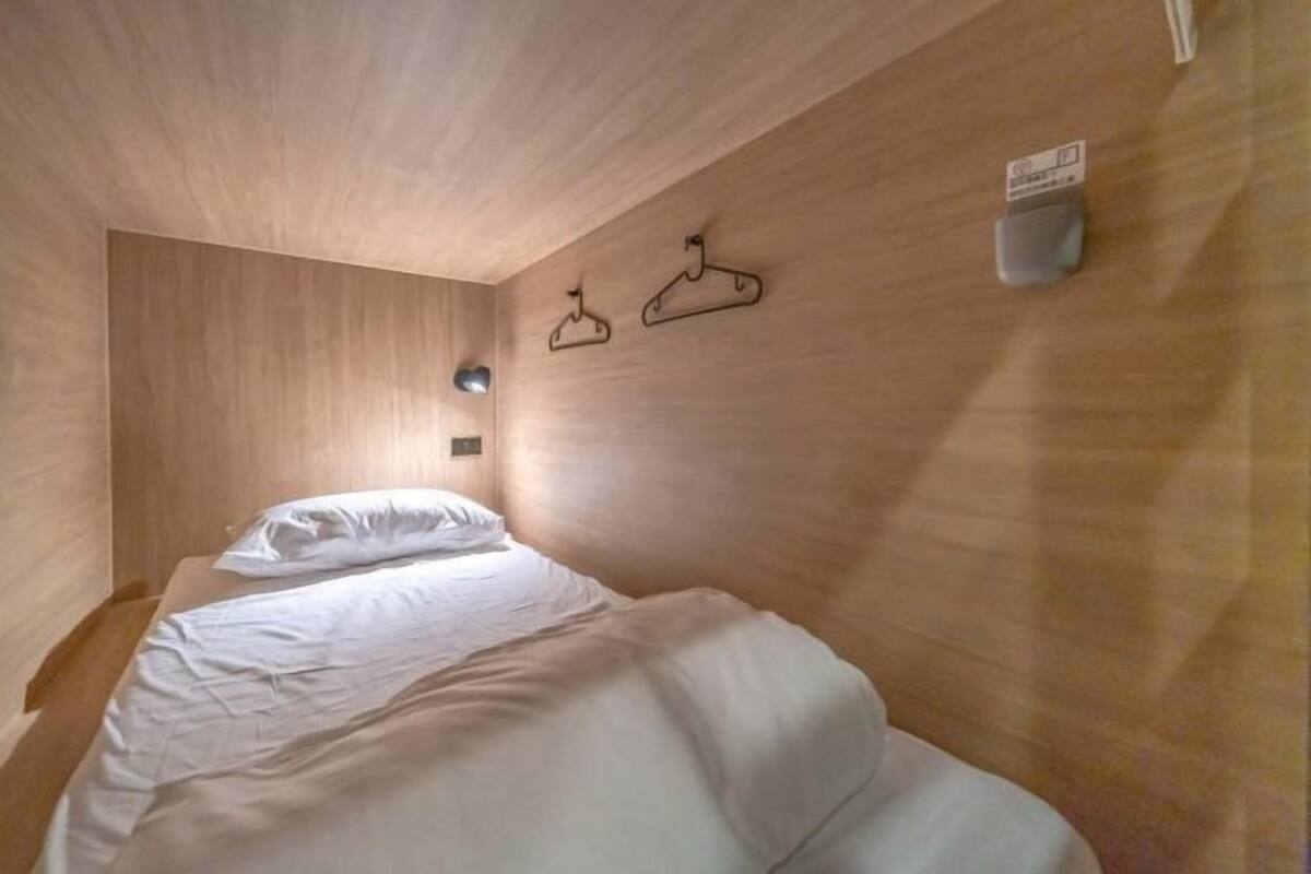WiFi (free), bed sheets