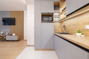 Microwave, dishwasher, cookware/dishes/utensils - Dark Blue Apartment in Kraków by Renters (Kraków)