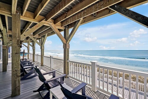 Admirals Lodge | Pool & Hot tub | Games | Oceanfront
