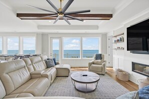 Smart-TV, peis og bøker