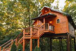 Guests can enjoy a balcony with a railing, offering a view of the surrounding forest.
