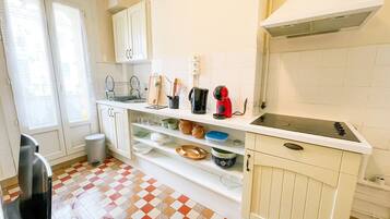 Réfrigérateur, micro-ondes, plaque de cuisson, cafetière/bouilloire