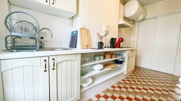 Réfrigérateur, micro-ondes, plaque de cuisson, cafetière/bouilloire