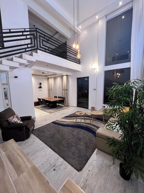 المنشأة من الداخل