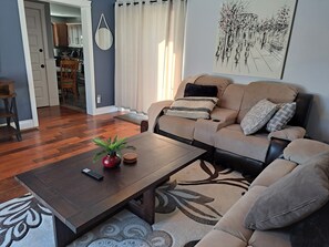 Smart TV - Home Away From Home, come and relax in a beautiful old country home with Jacuzzi (South River)