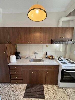 Een koelkast, een oven, een kookplaat, een koffiezetapparaat/waterkoker