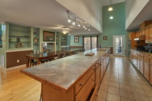 Kylskåp, mikrovågsugn, ugn och spishäll