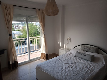 1 bedroom, iron/ironing board, WiFi, bed sheets. downtown apartment