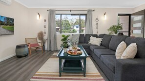 Smart TV - Callala Tropicana – seaside retreat (Callala Beach)