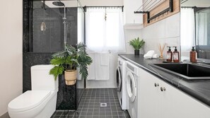Dusj, hårføner og håndklær