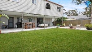 Outdoor dining - Callala Tropicana – seaside retreat (Callala Beach)