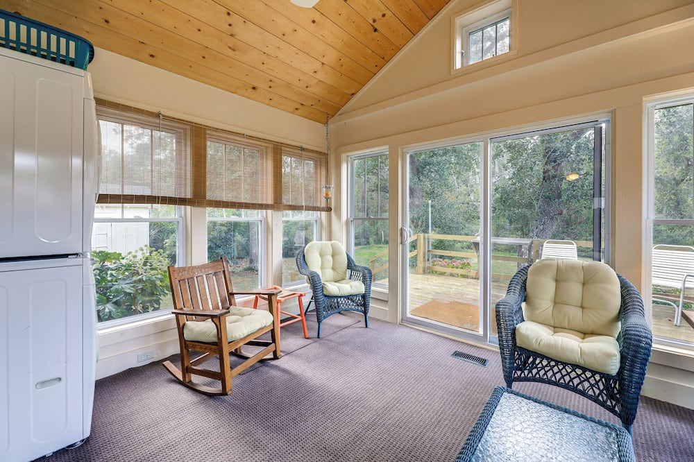 Peaceful Atlantic Cottage w/ Deck & Yard! - Sealevel, NC