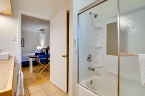 Apartment (0 Bedroom) | Bathroom | Shower - Tranquil Rancho Viego Studio, 29 Mi to Beach (Olmito)