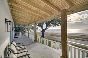Interior - Front Row Beachfront Long Beach Getaway (Long Beach)