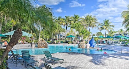 Naples Condo w/ Pond Views & Patio - Near Golf!