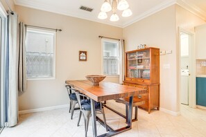Dining - Modern California Escape Near Kayaking & Downtown! (Folsom)
