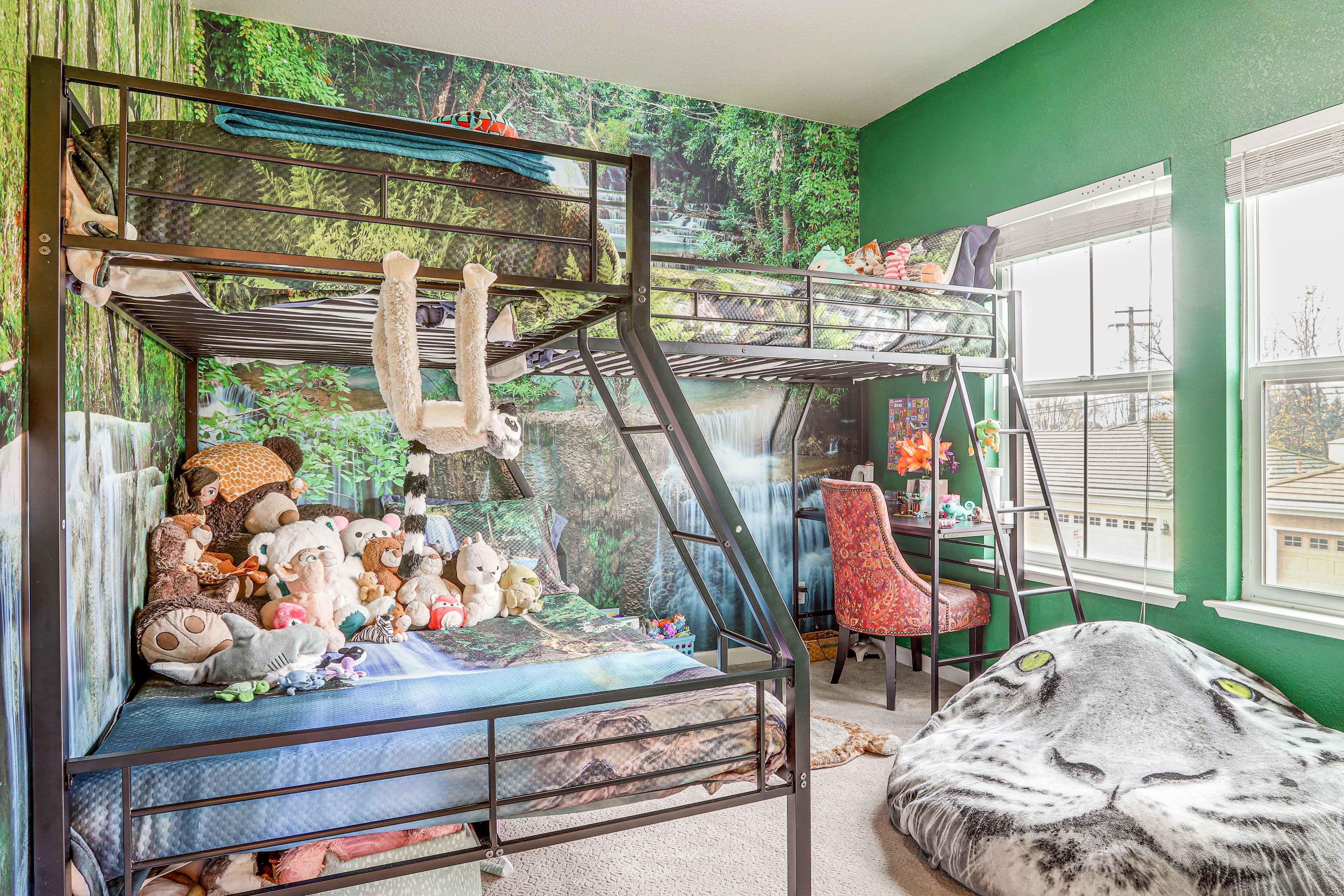 2 bedrooms, desk, laptop workspace, bed sheets