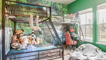 2 bedrooms, desk, laptop workspace, bed sheets