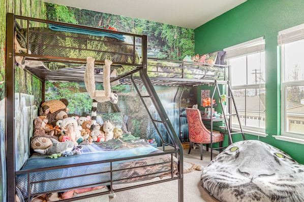 2 habitaciones, escritorio y espacio para trabajar con laptop 