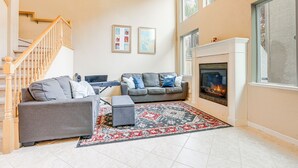 Hus (2 Bedrooms) | Oppholdsområde | TV, peis og bøker