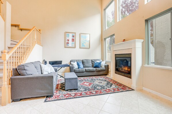 House (2 Bedrooms) | Living area | TV, fireplace, books - Modern California Escape Near Kayaking & Downtown! (Folsom)