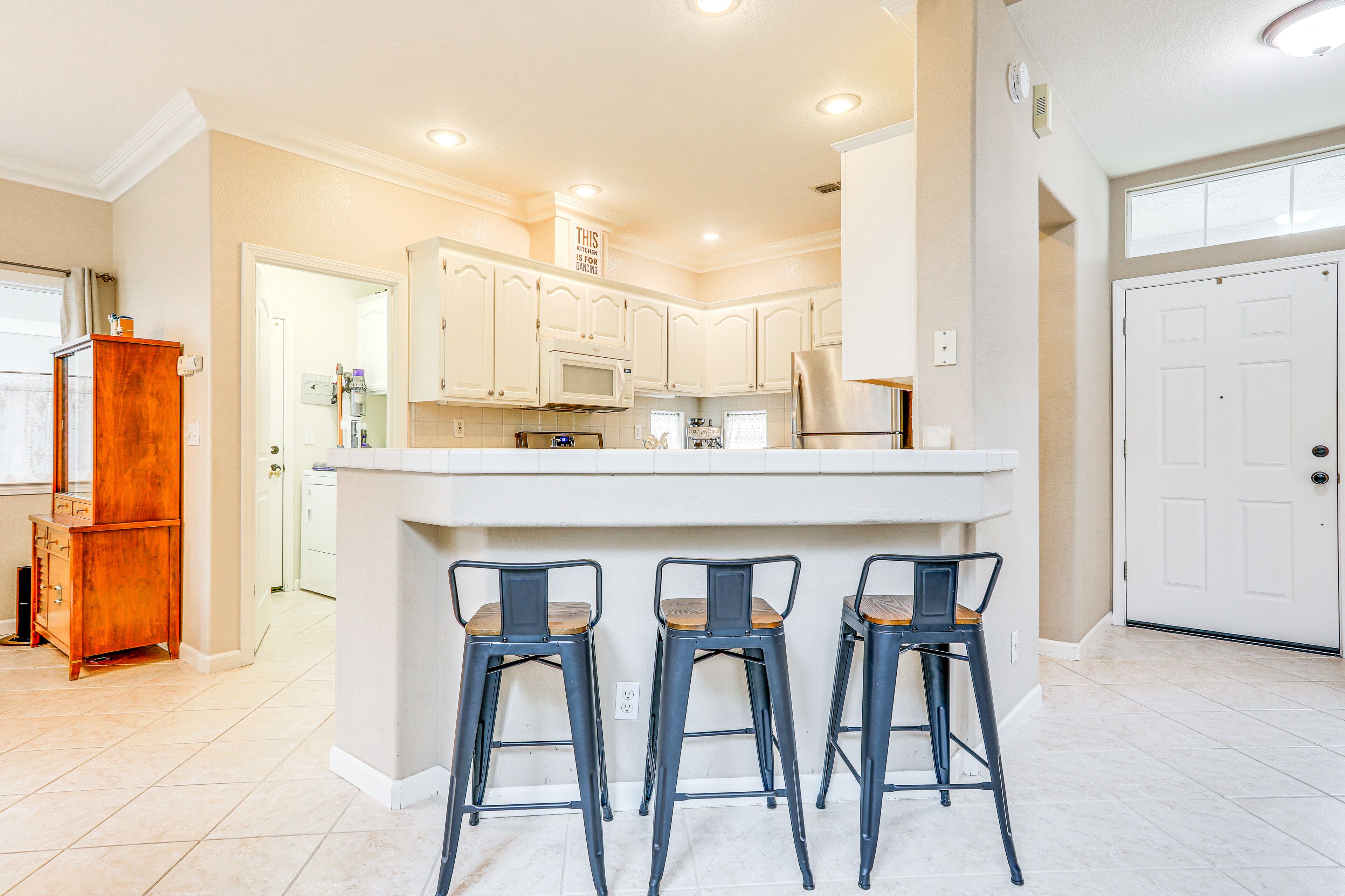 House (2 Bedrooms) | Private kitchen | Microwave, dishwasher, cookware/dishes/utensils, paper towels