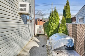 Apartment (1 Bedroom) | Interior - Cozy Levittown Apartment: Full Kitchen + Smart TV! (Levittown)