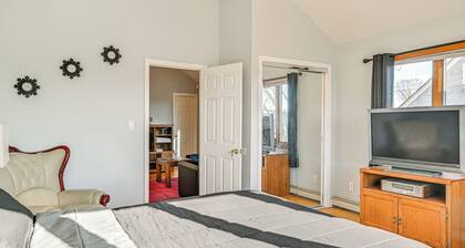Cozy Levittown Apartment: Full Kitchen + Smart TV!