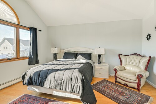 Cozy Levittown Apartment: Full Kitchen + Smart TV!