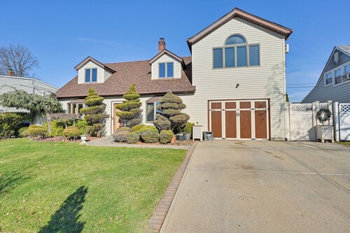 Cozy Levittown Apartment: Full Kitchen + Smart TV!