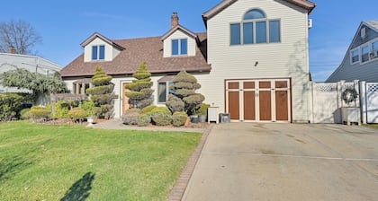 Cozy Levittown Apartment: Full Kitchen + Smart TV!