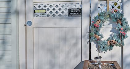 Cozy Levittown Apartment: Full Kitchen + Smart TV!