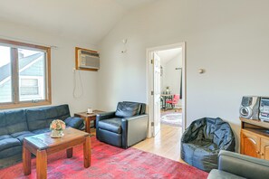 Apartment (1 Bedroom) | Interior - Cozy Levittown Apartment: Full Kitchen + Smart TV! (Levittown)