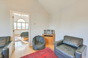 Apartment (1 Bedroom) | Interior - Cozy Levittown Apartment: Full Kitchen + Smart TV! (Levittown)