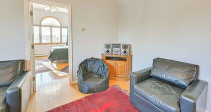 Cozy Levittown Apartment: Full Kitchen + Smart TV!