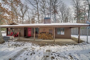 Cottage (2 Bedrooms) | Interior - Pet-friendly Irons Cottage w/ Fire Pit & Fireplace (Irons)