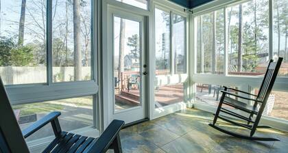 Lovely Fayetteville Home: Deck & Fireplace!