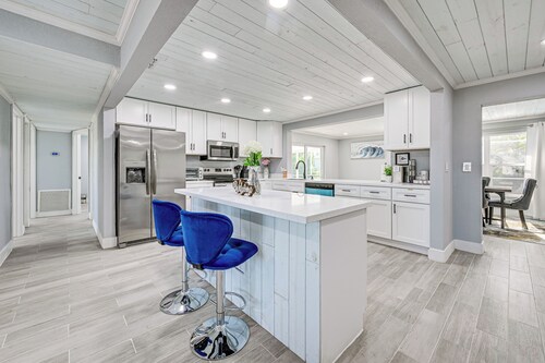 Florida Gulf Coast Getaway: Pool + Screened Lanai!