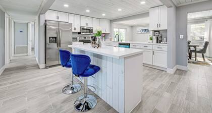 Florida Gulf Coast Getaway: Pool + Screened Lanai!