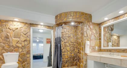 Comfortable Alabama Apartment: Pets Welcome!