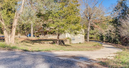 Comfortable Alabama Apartment: Pets Welcome!