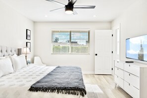 3 bedrooms, iron/ironing board, WiFi, bed sheets - Stylish & Modern Sun City Retreat Near Westgate! (Sun City)