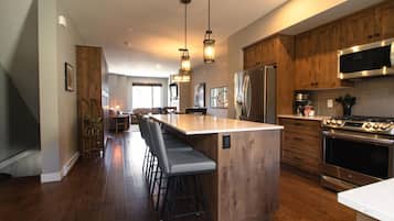 Townhome, 3 Bedrooms | Private kitchen | Fridge, oven, coffee/tea maker, toaster