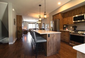 Stadtwohnung, 3 Schlafzimmer | Eigene Küche | Kühlschrank, Ofen, Wasserkocher mit Kaffee-/Teezubehör, Toaster