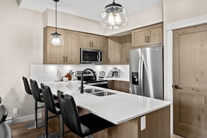 Private kitchen - Powder Heights #18 3 Bedroom Townhouse (Sun Peaks)